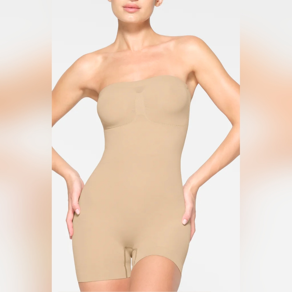 SKIMS seamless sculpt strapless clay bodysuit